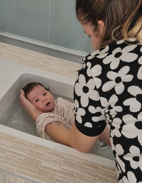 Accompagnement d'un bain bébé tout en douceur